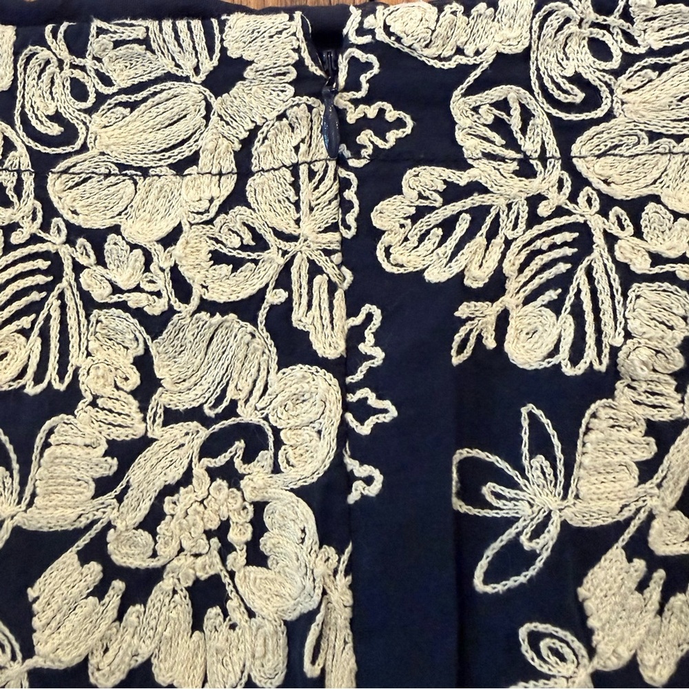 J Crew Navy "The Pencil Skirt" with Cream Floral Embroidery - Sz 2 - Picture 5 of 8